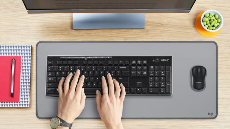 Logitech Wireless Combo MK270 bežična tipkovnica i miš na radnom stolu