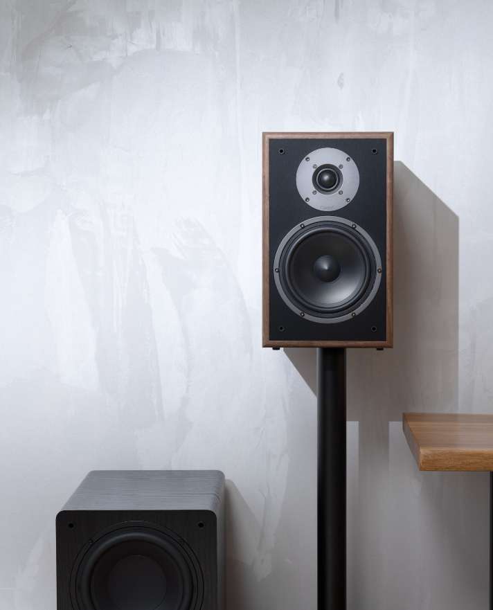 Detalj Magnat Monitor S30 woofera i visokotonca