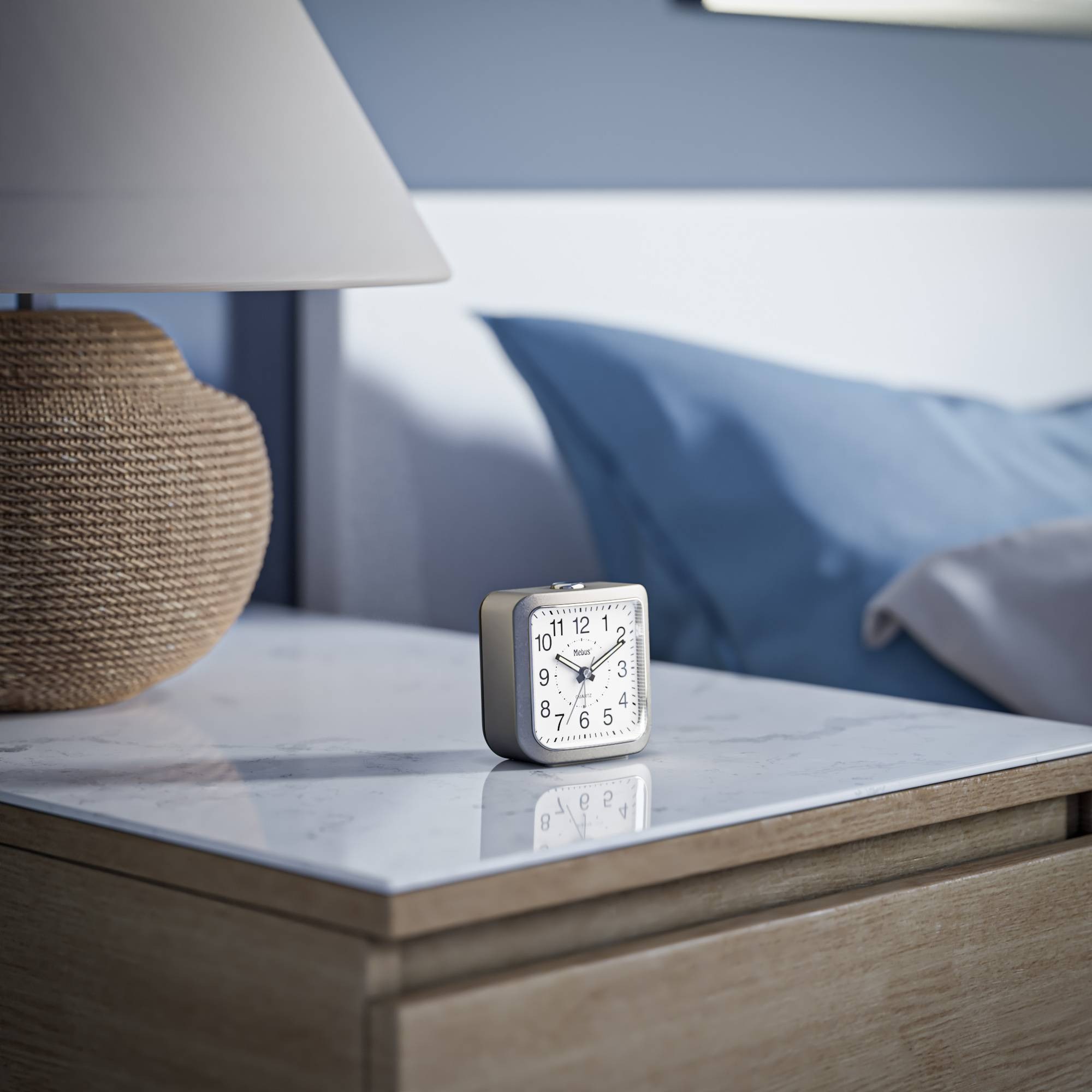 Mebus 56988 Grau Quarzwecker s analognim brojčanikom i sivim kućištem