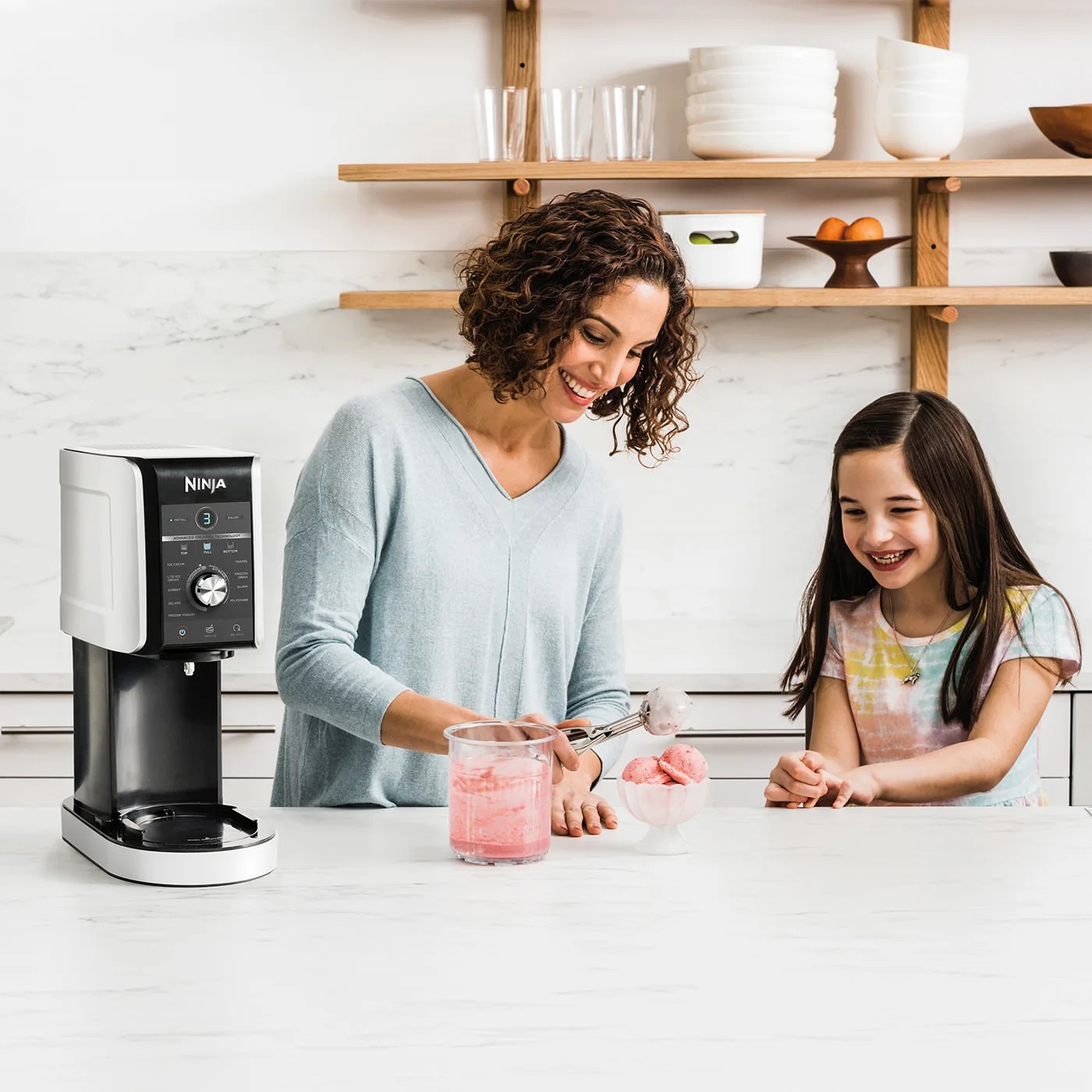 Obiteljska priprema sladoleda uz Ninja CREAMi Deluxe NC502EU