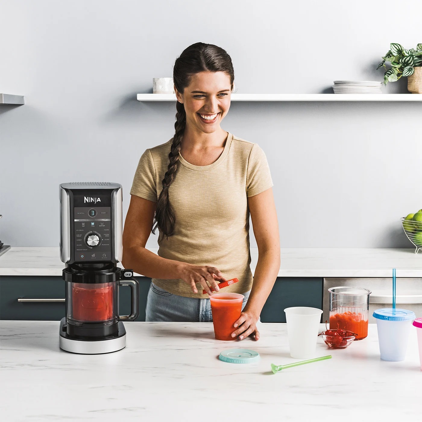 Priprema slushy napitka uz Ninja CREAMi Deluxe NC502EU