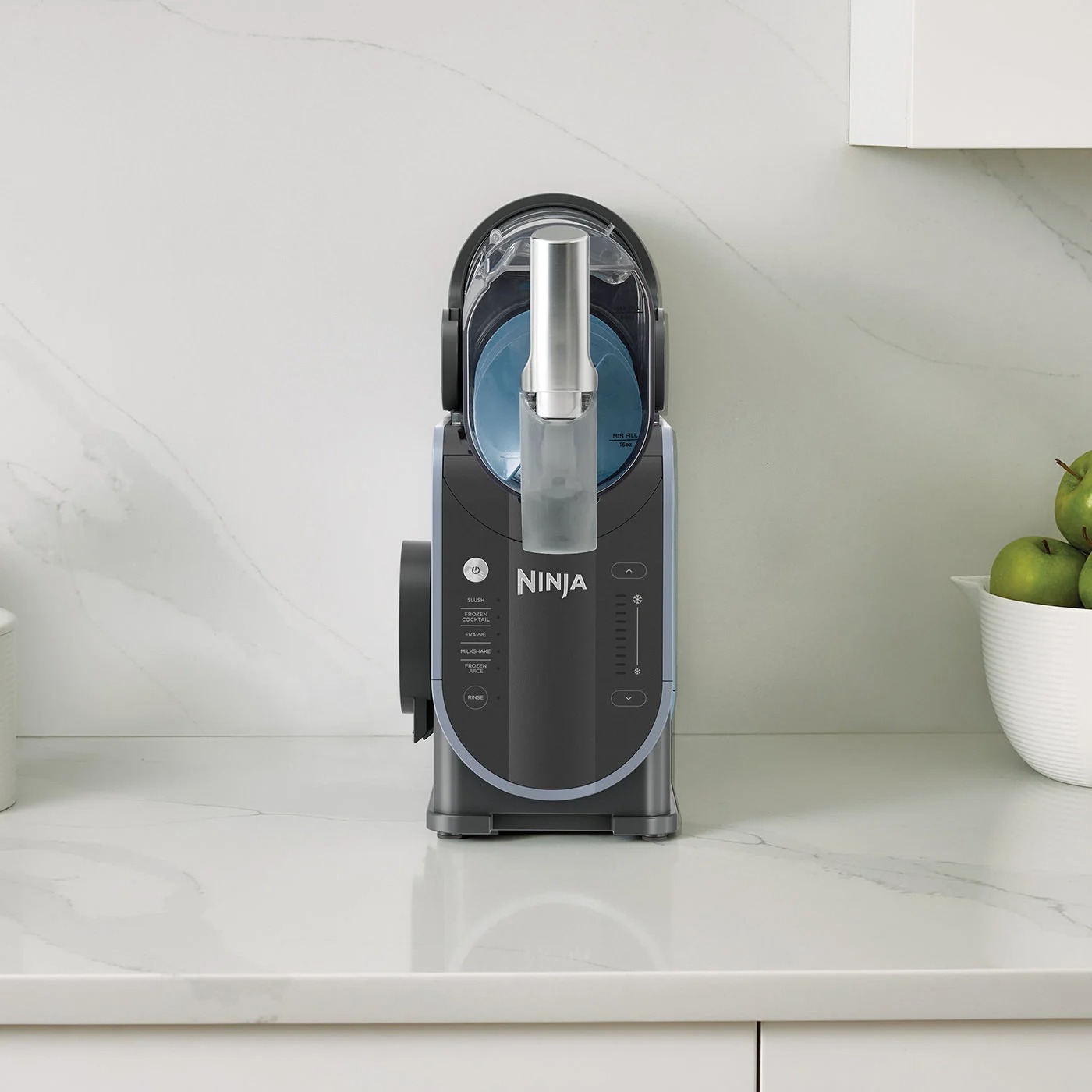 Ninja SLUSHI 5-in-1 FS301EU aparat – prikaz sprijeda na kuhinjskoj radnoj plohi