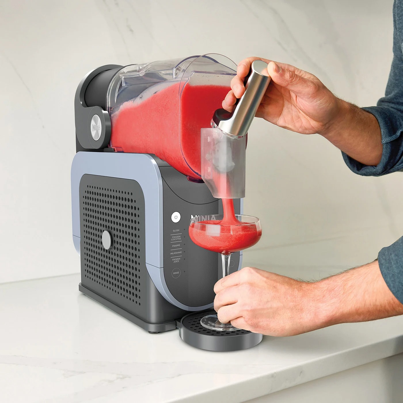 Točenje crvenog slush napitka iz Ninja SLUSHI 5-in-1 FS301EU aparata u čašu