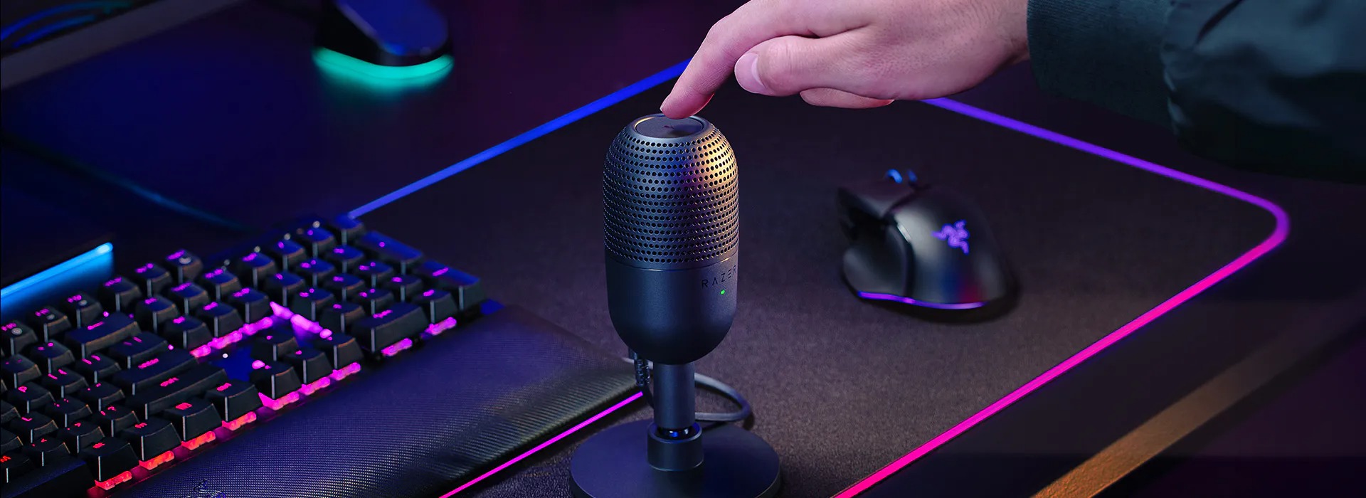 Tap-to-mute senzor i LED indikator statusa na Razer Seiren V3 Mini mikrofonu