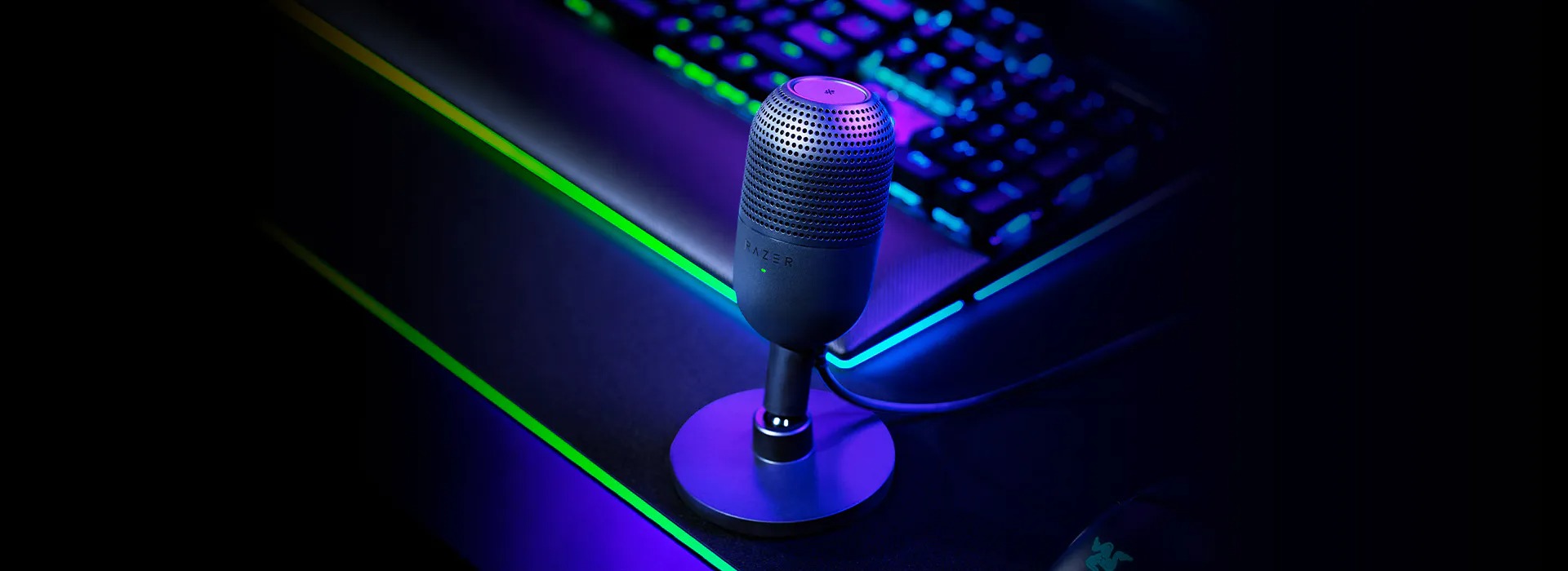 Razer Seiren V3 Mini USB mikrofon na stolu – kompaktan streaming mikrofon