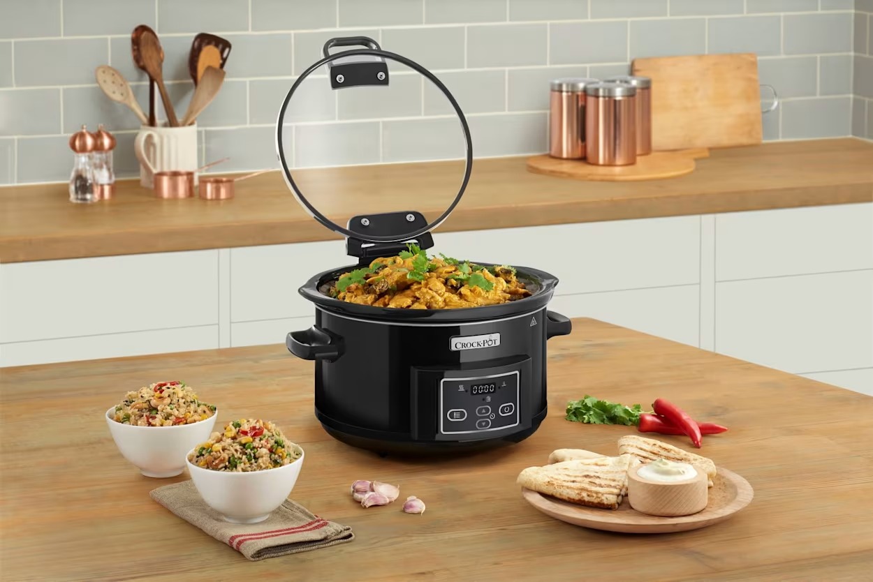 Crock-Pot CSC052X 4.7L slow cooker s otvorenim poklopcem i prikazom gotovog jela
