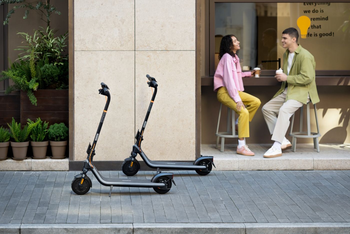 Dva Segway E2 Plus E II romobila parkirana u gradu