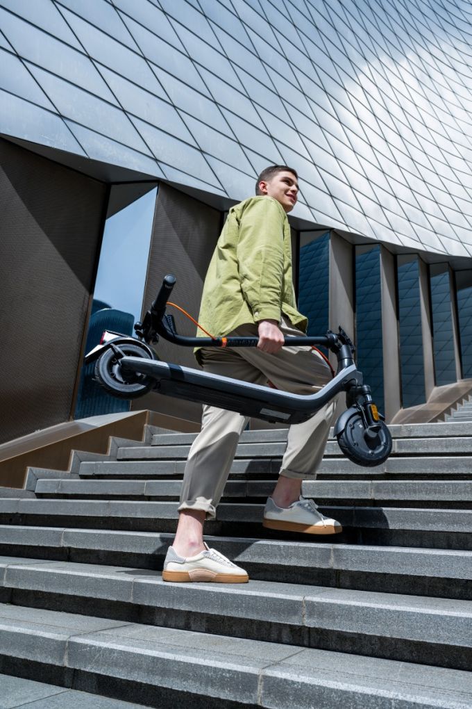 Segway električni romobil E2 Plus E II nošenje niz stepenice
