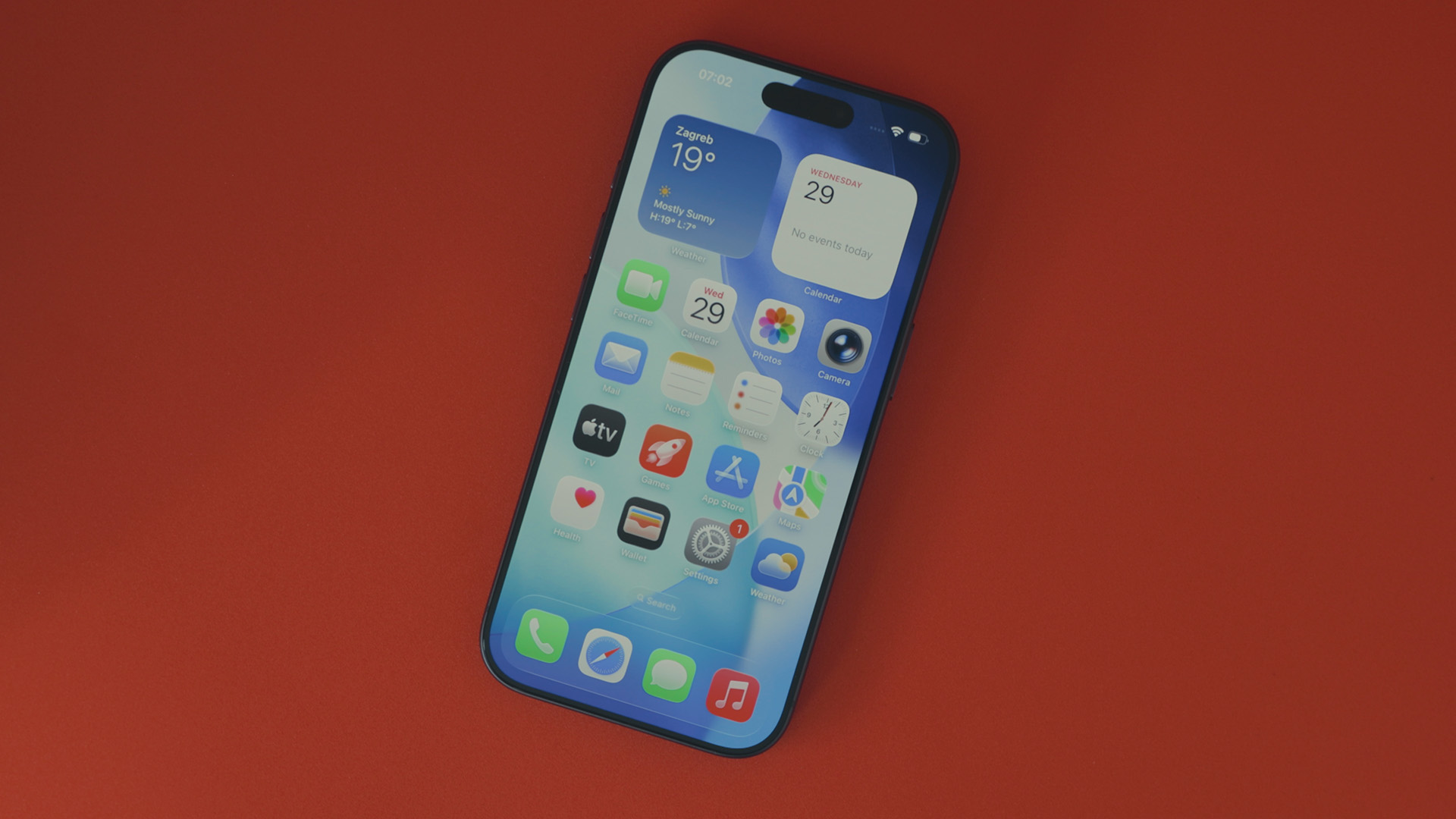 Fotografija novog iPhone 17 Pro pametnog telefona na crvenoj pozadini gdje se ističe novi Pro Motion XDR zaslon s LTP Oled panelom.