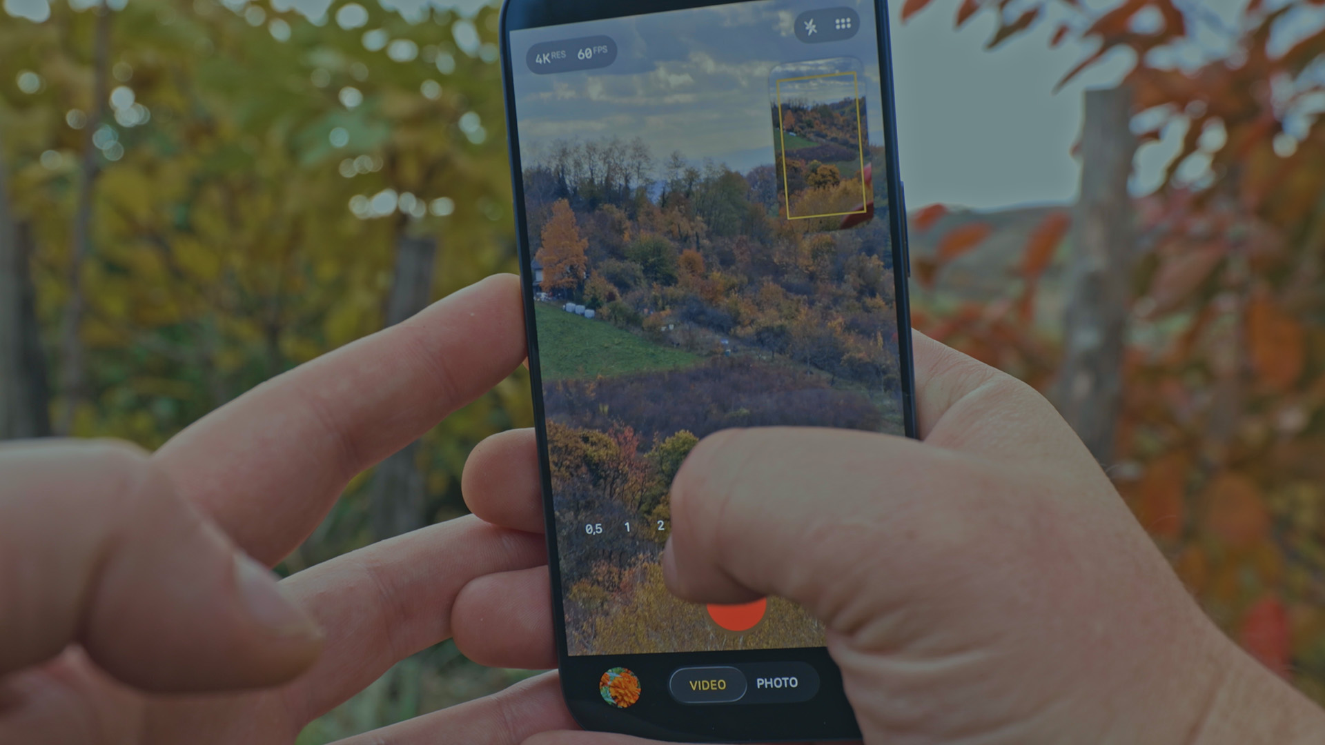 iPhone 17 pro u ruci s uključenim kamerama gdje se prezentiraju novi senzori kamera i nove zoom mogućnosti uređaja. 