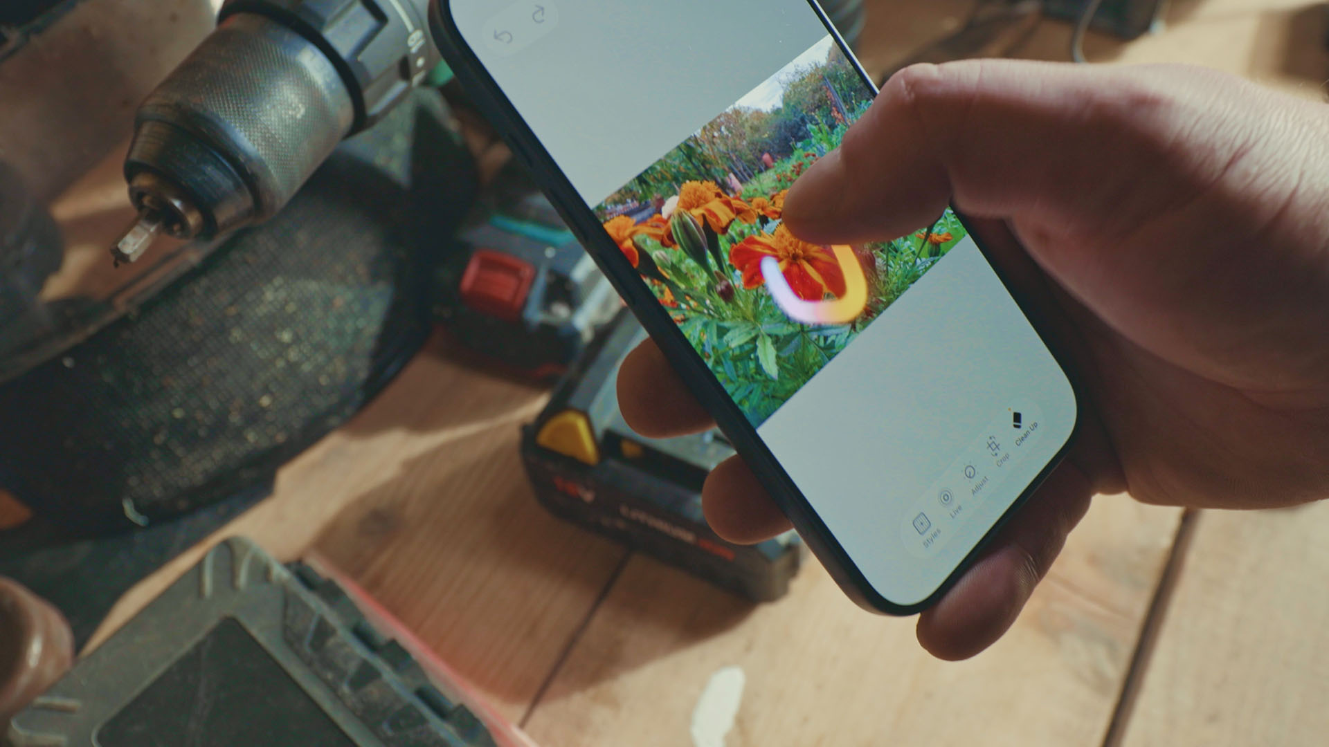 Korištenje novih AI mogućnosti i prikazivanje Apple inteligence na uređivanju fotografija na Iphone 17 pro pametnom telefonu. 
