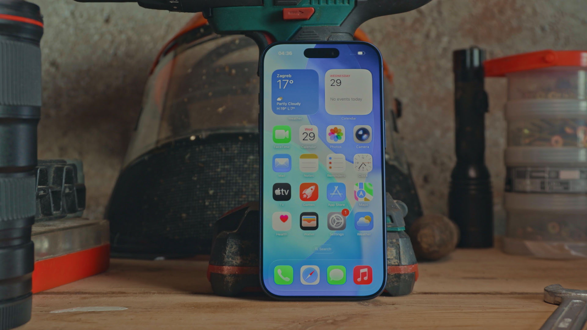 Novi iPhone 17 pro na radnoj pozadini koja simbolizira Pro mogućnosti i završni zaključak je li vrijedi nadogradnja.