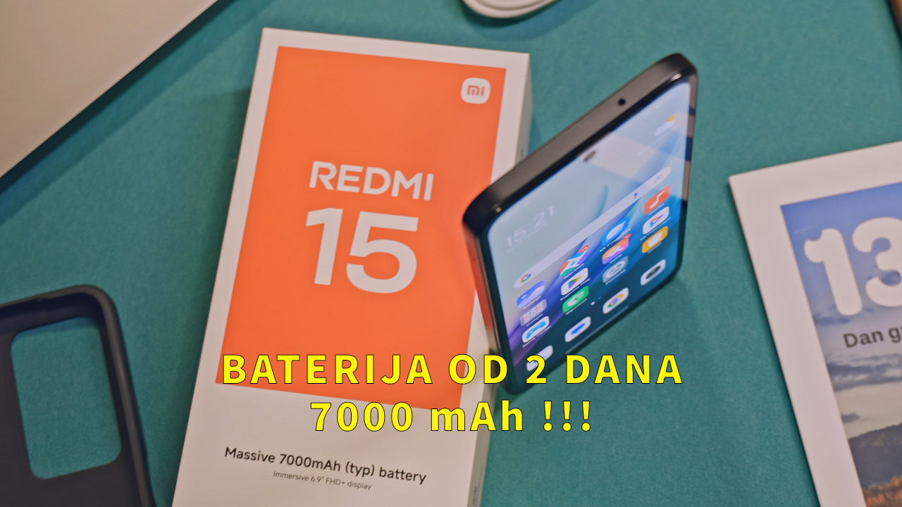 Xiaomi Redmi 15 recenzija - Novi budžet kralj Xiaomi Redmi 15 recenzija na zelenoj podlozi s gornje perspektive prikazjući uređaj, kutiju i dodatke.