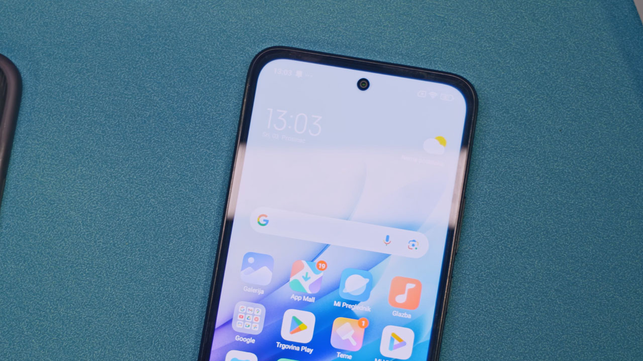Krupni kadar Xiaomi 15 redmi pametnog telefona gdje se vidi zaslon i svjetlina uređaja.