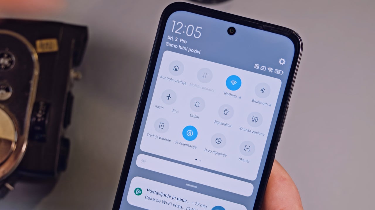 Krupni kadar na telefon koji prikazuje alatnu traku Xiaomi Redmi 15 pametnog telefona s HyperOs-om