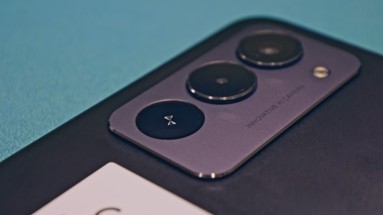 Krupni kadar Xiaomi Redmi 15 telefona sa stražnje strance s fokusom na plato kamera