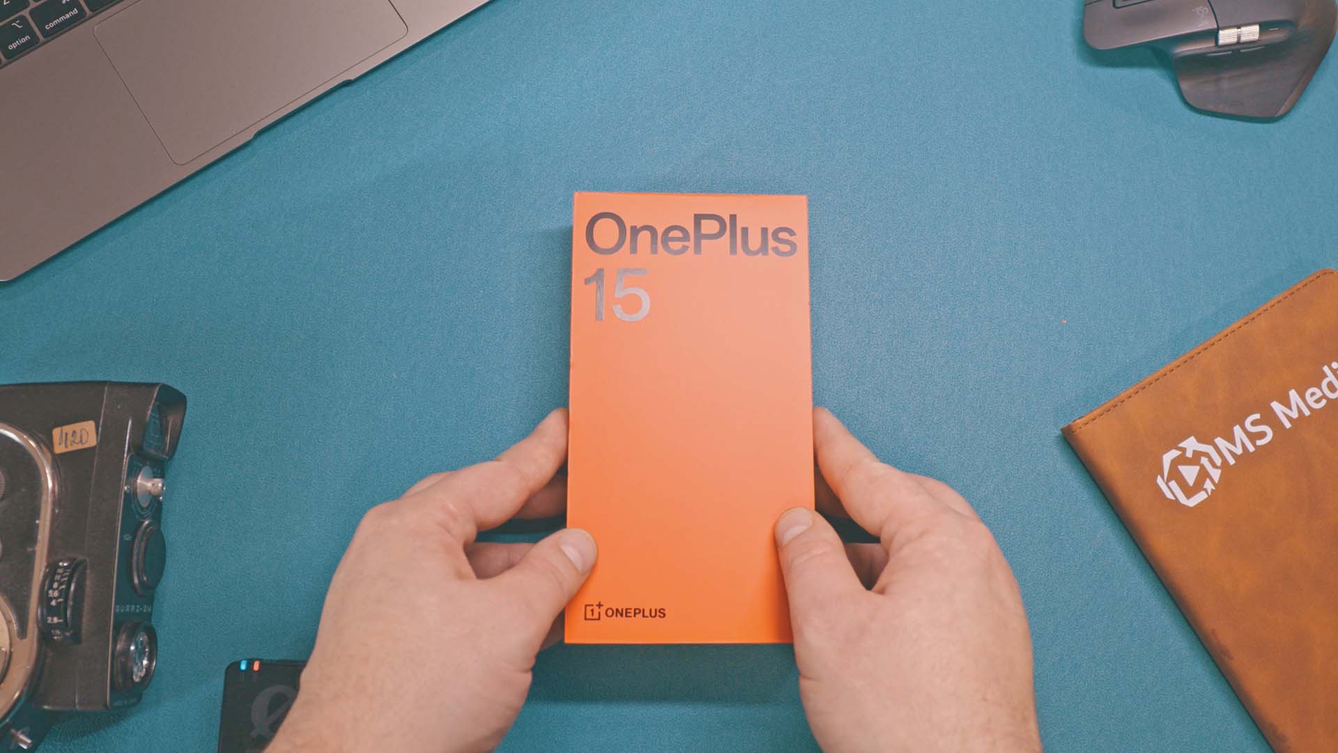 Otvaranje kutije i sadržaja novog OnePlus 15 pametnog telefona