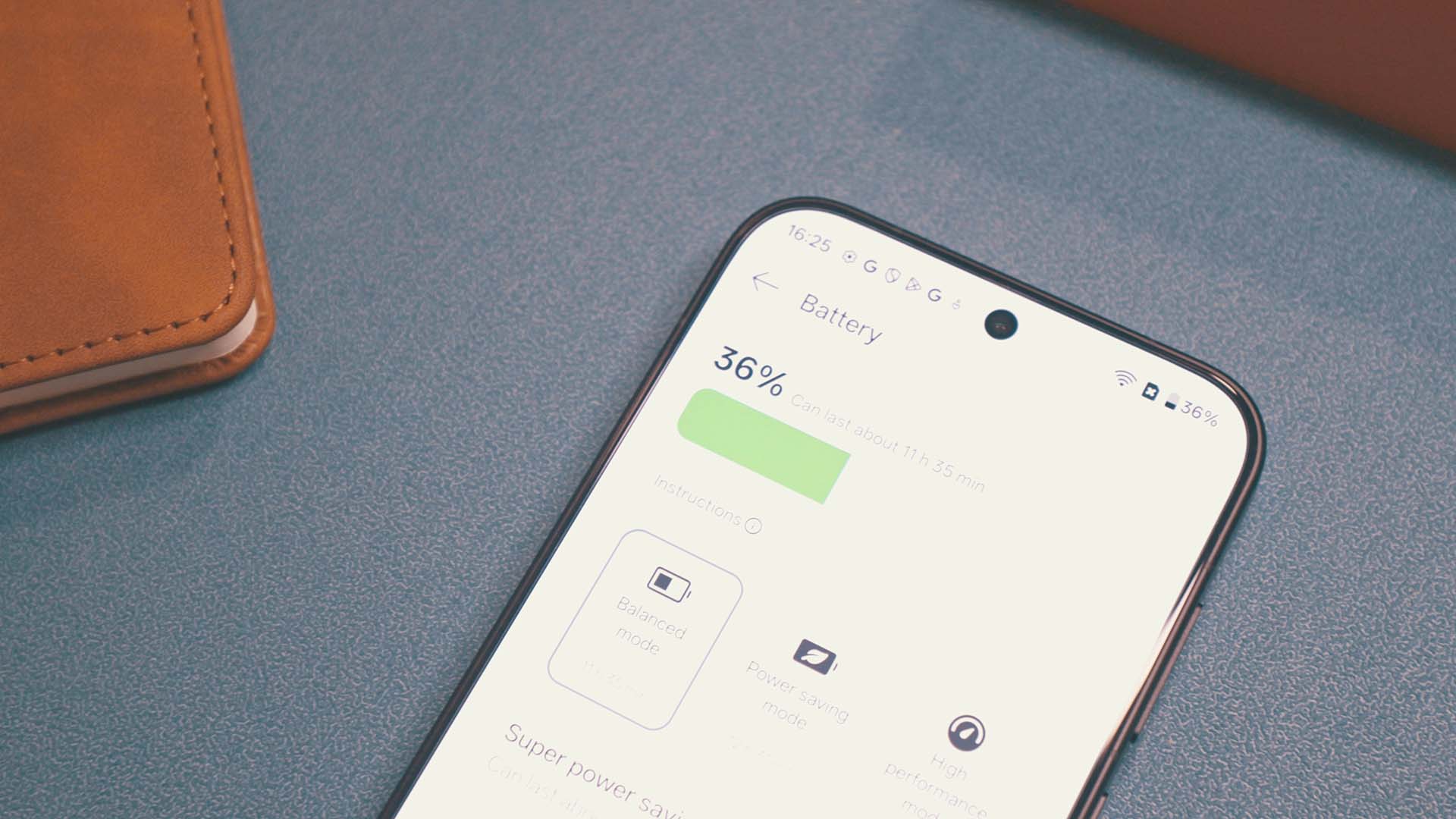Krupni kadar dijela OnePlus 15 telefona s upaljenim zaslonom gdje se prikazuje postotak baterije u OS-u