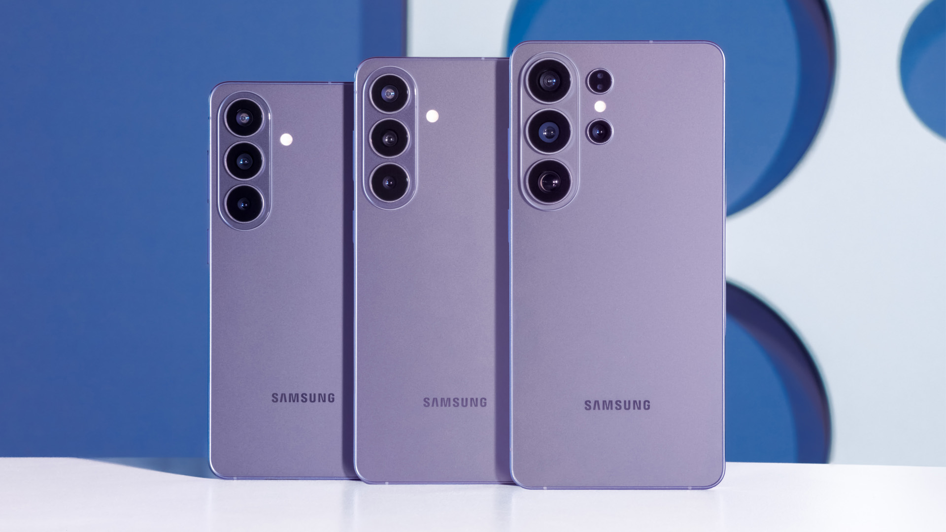 Fotografije Samsung Galaxy S26 serije u ljubičastoj boji koje stoje na stolu