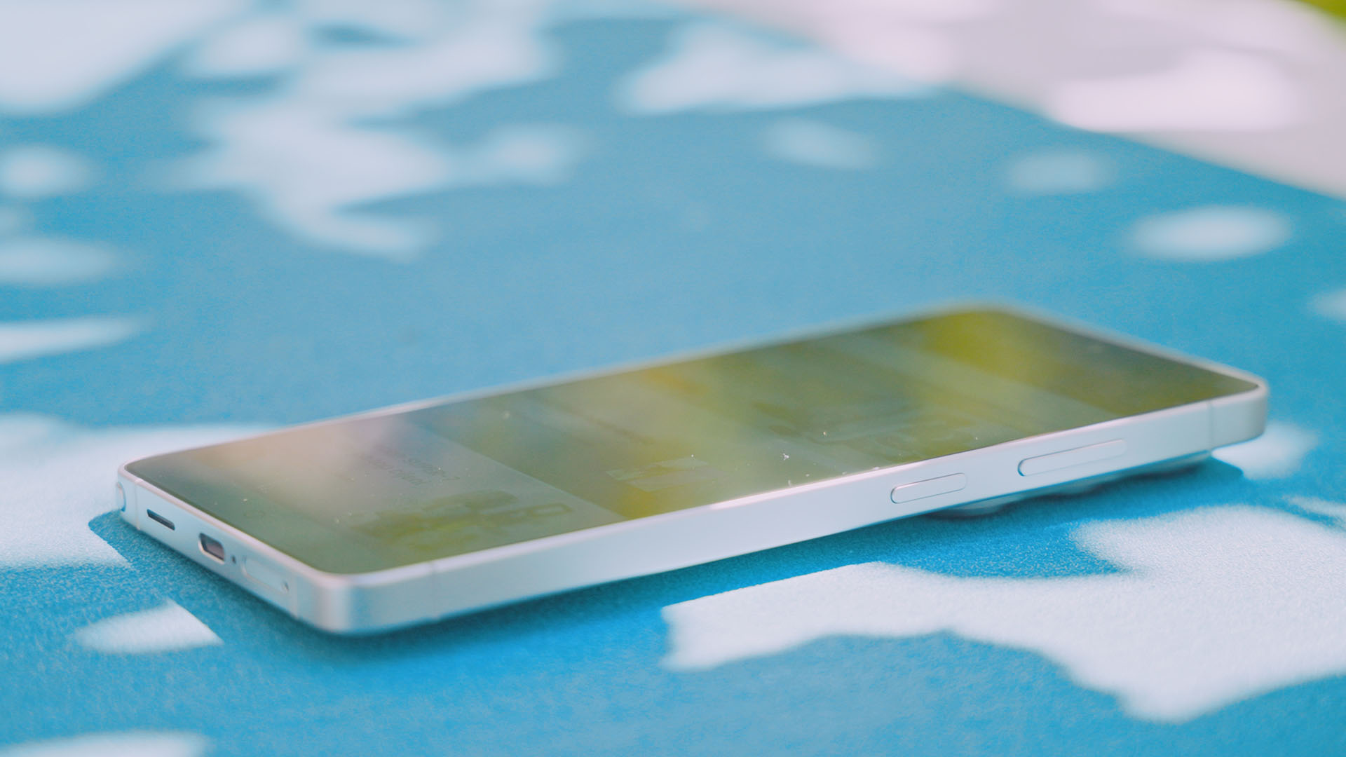 Samsung Galaxy S26 ultra leži na stolu s boka prikazujući negove dimenzije