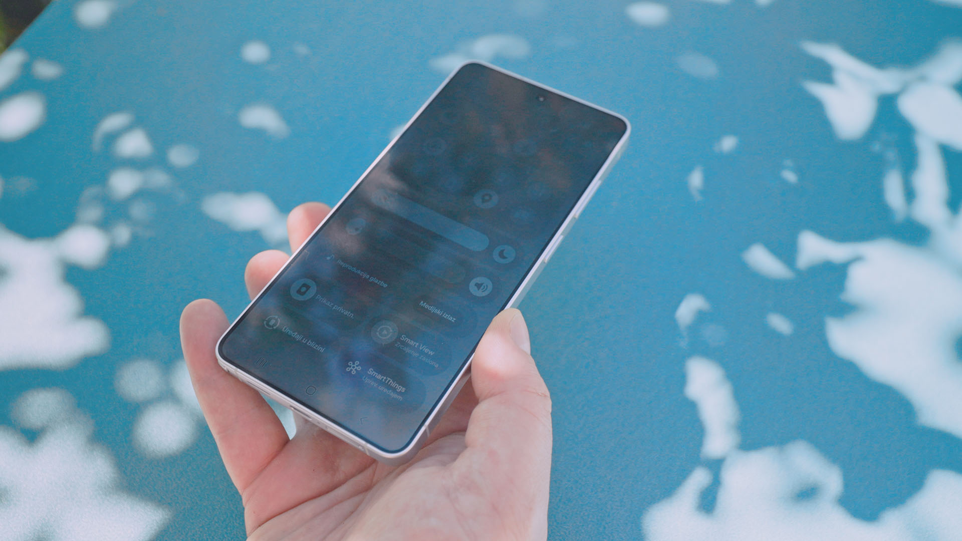 Osoba drži u ruci novi Samsung Galaxy S26 ultra gdje se vidi novi privacy display.