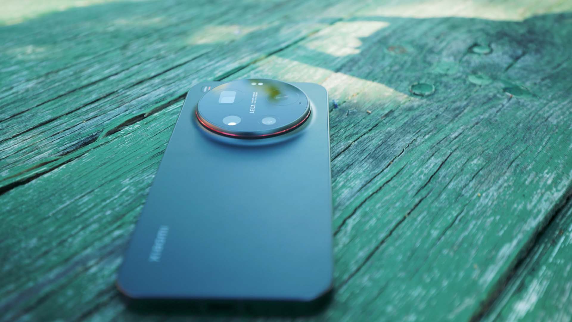 Xiaomi 17 ultra leži na zelenom, drvenom stolu