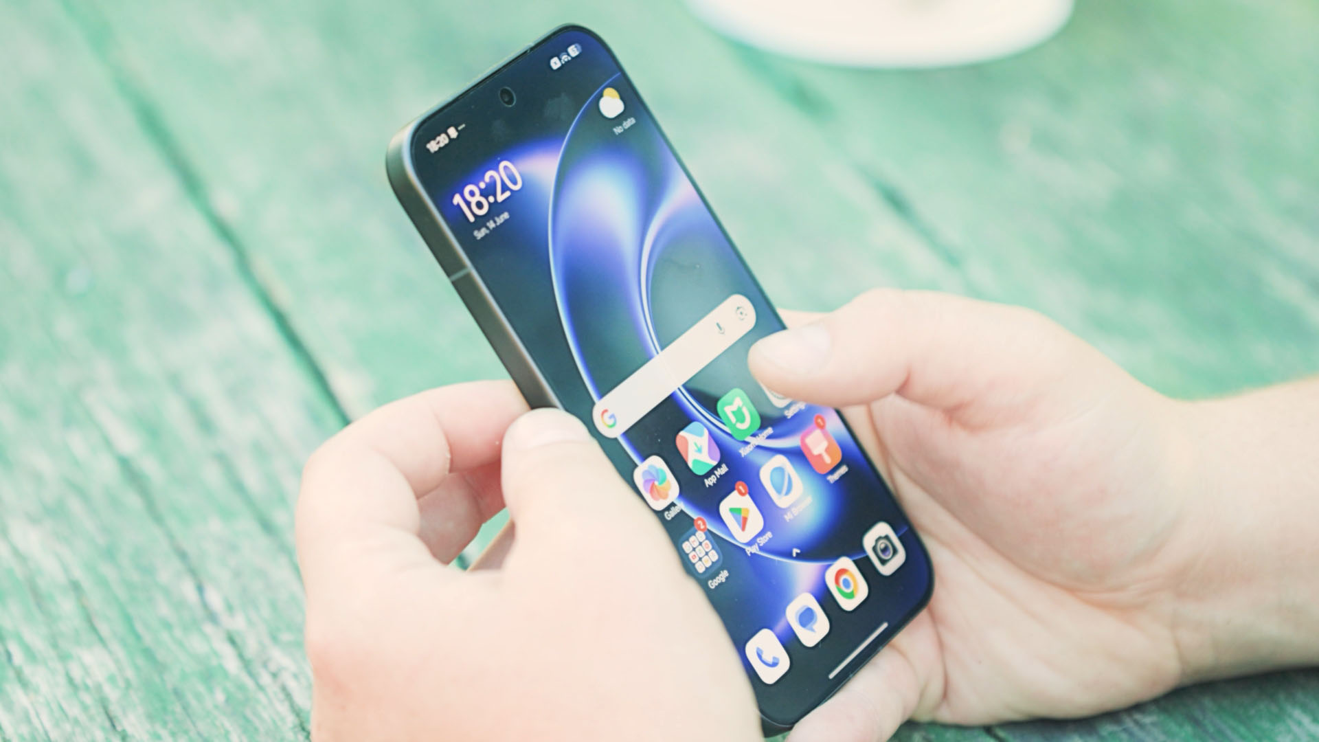 Osoba drži Xiaomi 17 ultra u rukama dok pregledava sadržaj