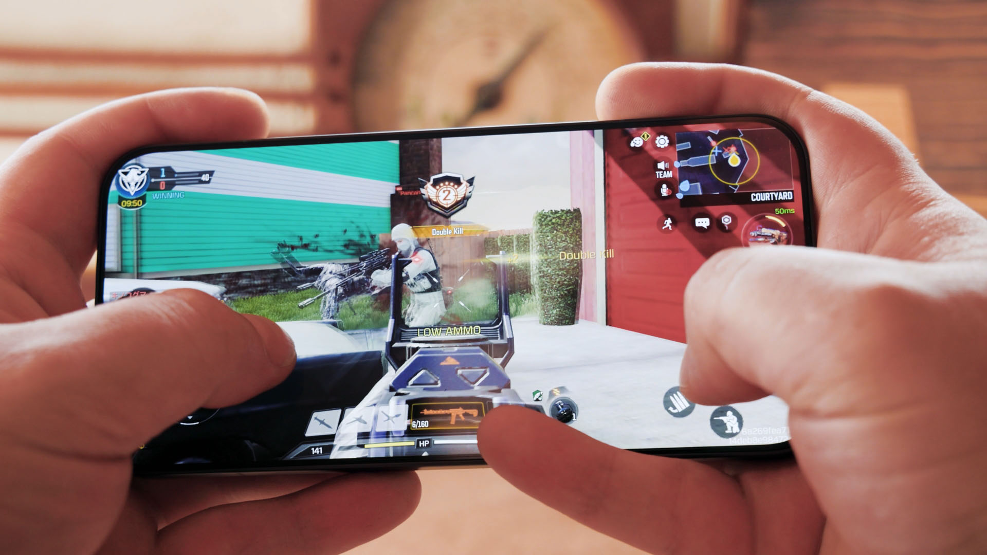 Osoba drži u ruci Xiaomi 17 ultra i igra mobilne igre