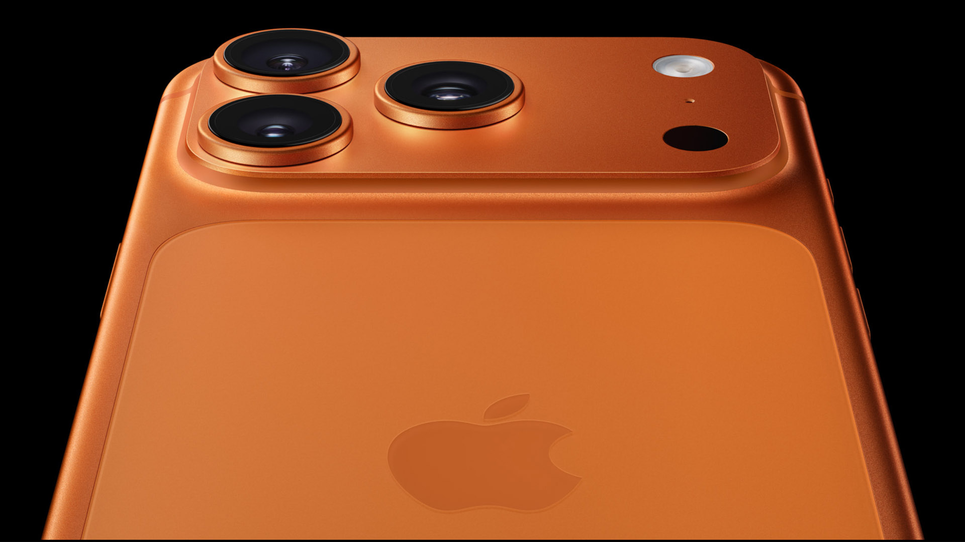 Novi dizajn Apple Iphone 17 pro modela s fokusom nove narančaste boje na crnoj pozadini.